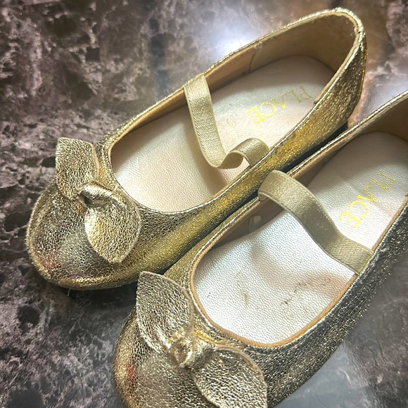 The children’s Place toddler girl gold flat size 7 worn once - Picture 1 of 3